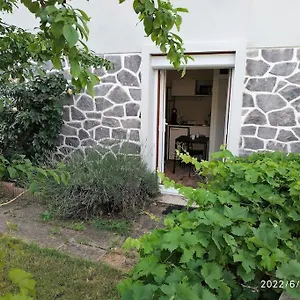  Appartement Grand Avec Jardin Et Entree Privative A Noter Reservations De 3 Nuits Minimum
